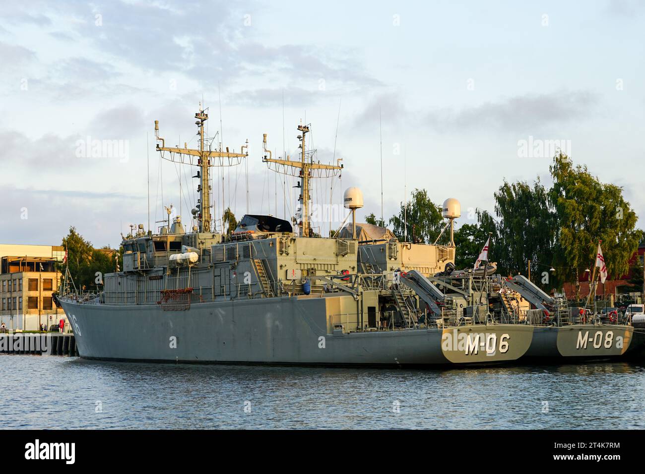 Liepaja, Lettonia - 16 agosto 2023: Le navi da guerra grigie M-06 e M-08 della Marina lettone ormeggiate nel canale del porto di Liepaja Foto Stock