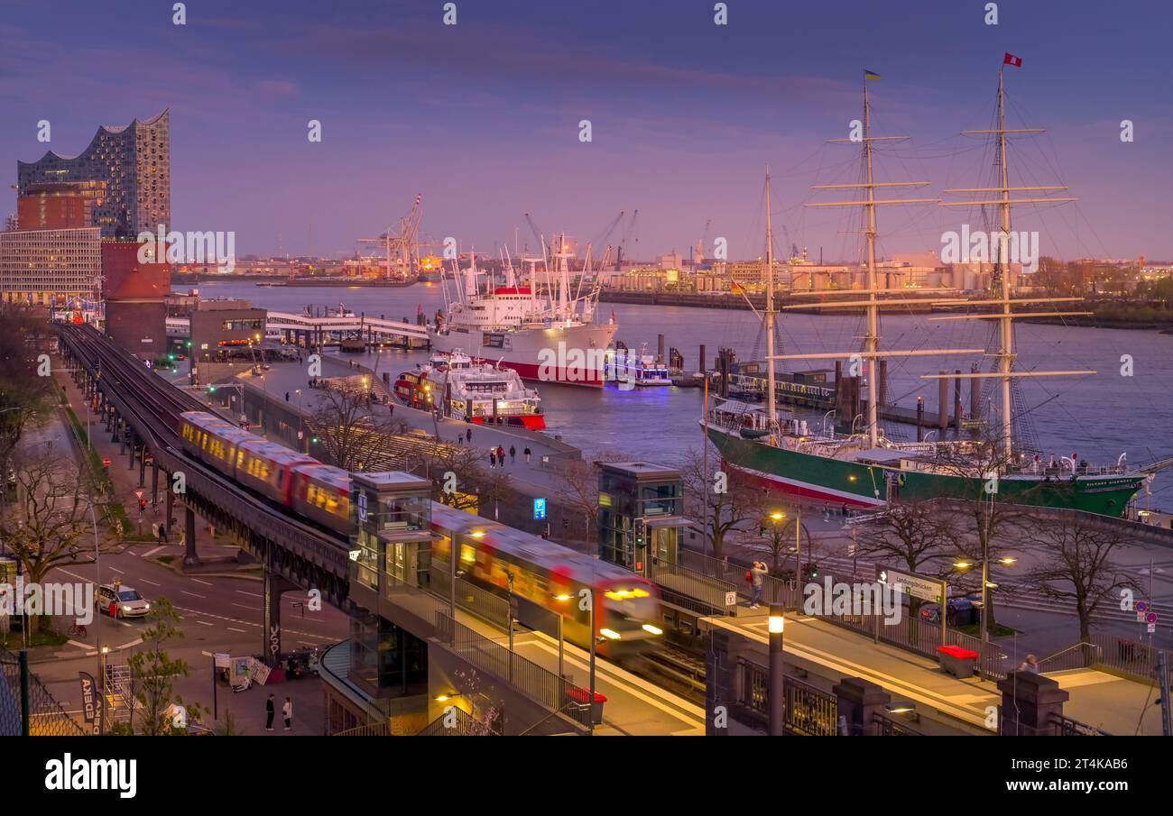 Stadtpanorama Blaue Stunde, Elba, Landungsbrücken, St. Pauli, Amburgo, Deutschland Foto Stock