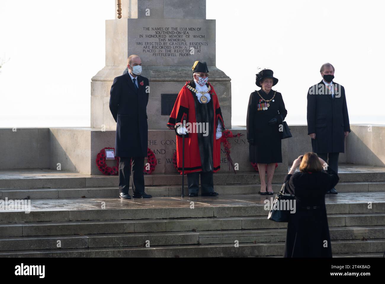 Il sindaco di Southend, Mayoress and Tory, i deputati David Amess (Southend West) (R) e James Duddridge (Southend East) hanno gettato corone della memoria. Evento COVID-19 Foto Stock