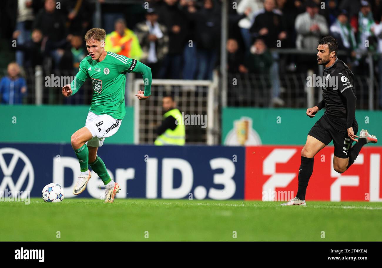 Homburg, Germania. 31 ottobre 2023. Calcio: DFB Cup, FC Homburg - SpVgg Greuther Fürth, secondo turno, a Waldstadion. Phil Harres di Homburg (l) e Oussama Haddadi di Fürth combattono per il ballo. Credito: Jörg Halisch/dpa - NOTA IMPORTANTE: conformemente ai requisiti della DFL Deutsche Fußball Liga e della DFB Deutscher Fußball-Bund, è vietato utilizzare o far utilizzare fotografie scattate nello stadio e/o della partita sotto forma di immagini di sequenza e/o serie di foto simili a video./dpa/Alamy Live News Foto Stock