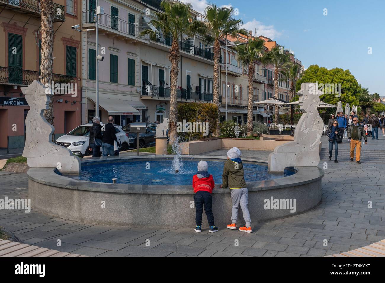 Fontana in pietra "conversazione alla fonte" di Bruno Chersicla sul lungomare di Loano nella Riviera delle Palme, Savona, Liguria, Italia Foto Stock