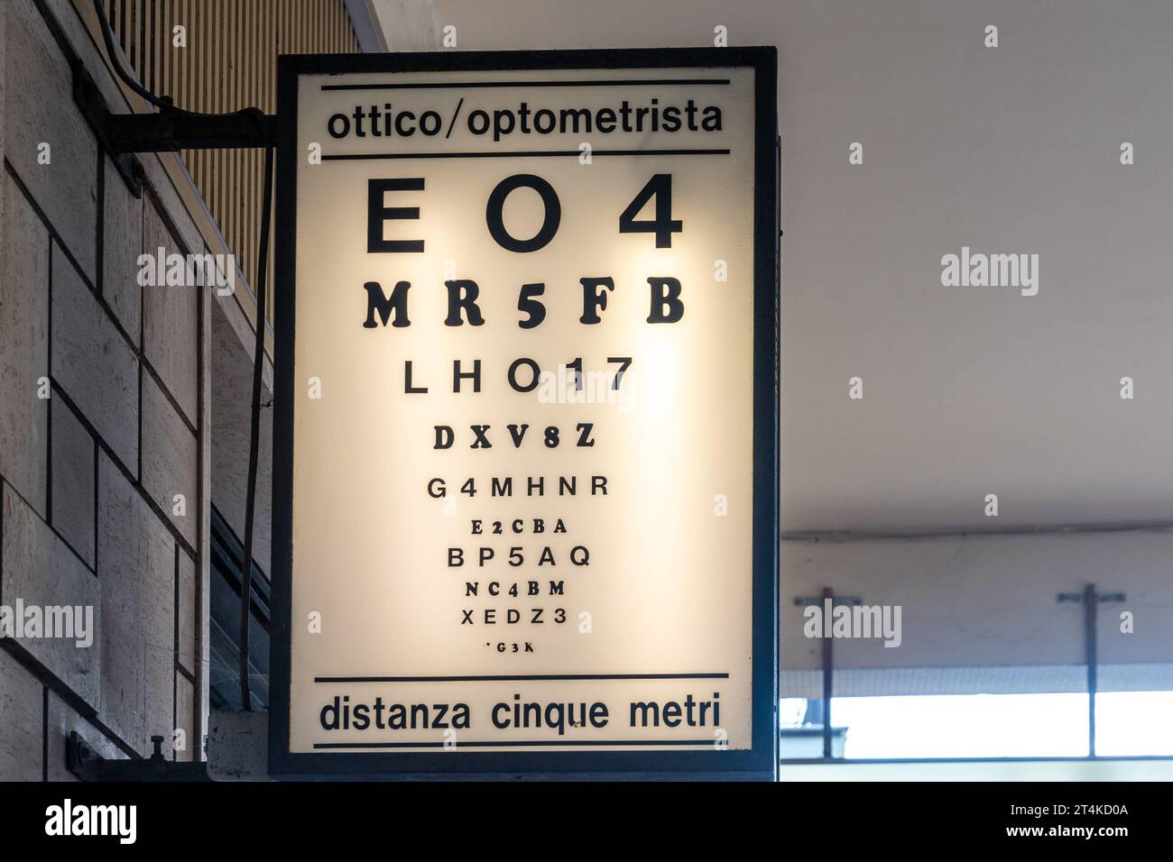 Primo piano del cartello di un negozio di occhiali con un tavolo optometrico utilizzato per l'esame degli occhi, Loano, Savona, Liguria, Italia Foto Stock