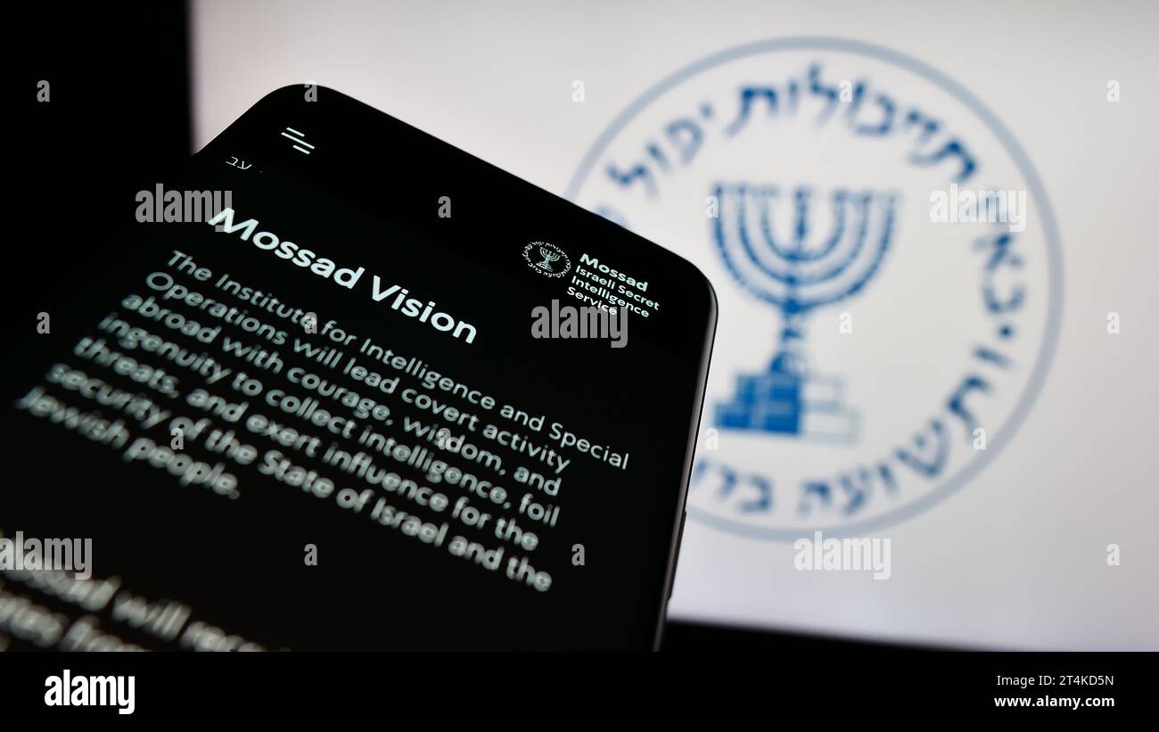 Telefono cellulare con pagina web dell'agenzia di intelligence nazionale israeliana Mossad davanti al logo. Mettere a fuoco in alto a sinistra sul display del telefono. Foto Stock