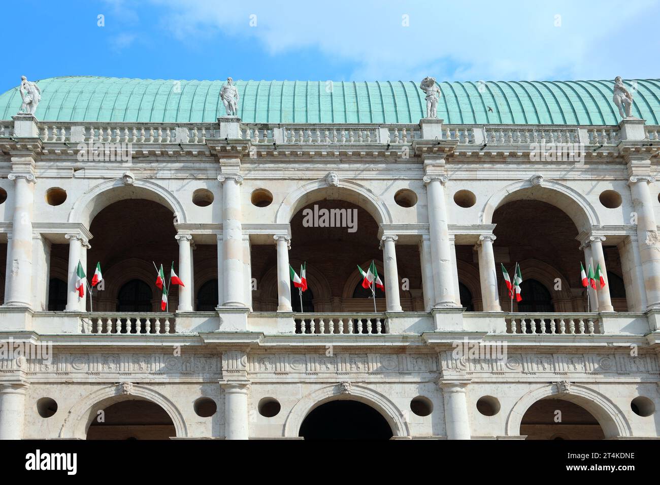 Vicenza, vi, Italia - 2 giugno 2020: Antico Palazzo chiamato BASILICA PALLADIANA con molte bandiere italiane senza persone Foto Stock