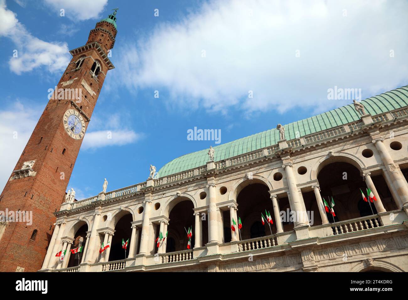 Vicenza, vi, Italia - 1° giugno 2020: Monumento chiamato BASILICA PALLADIANA e tetto in rame con bandiere italiane Foto Stock