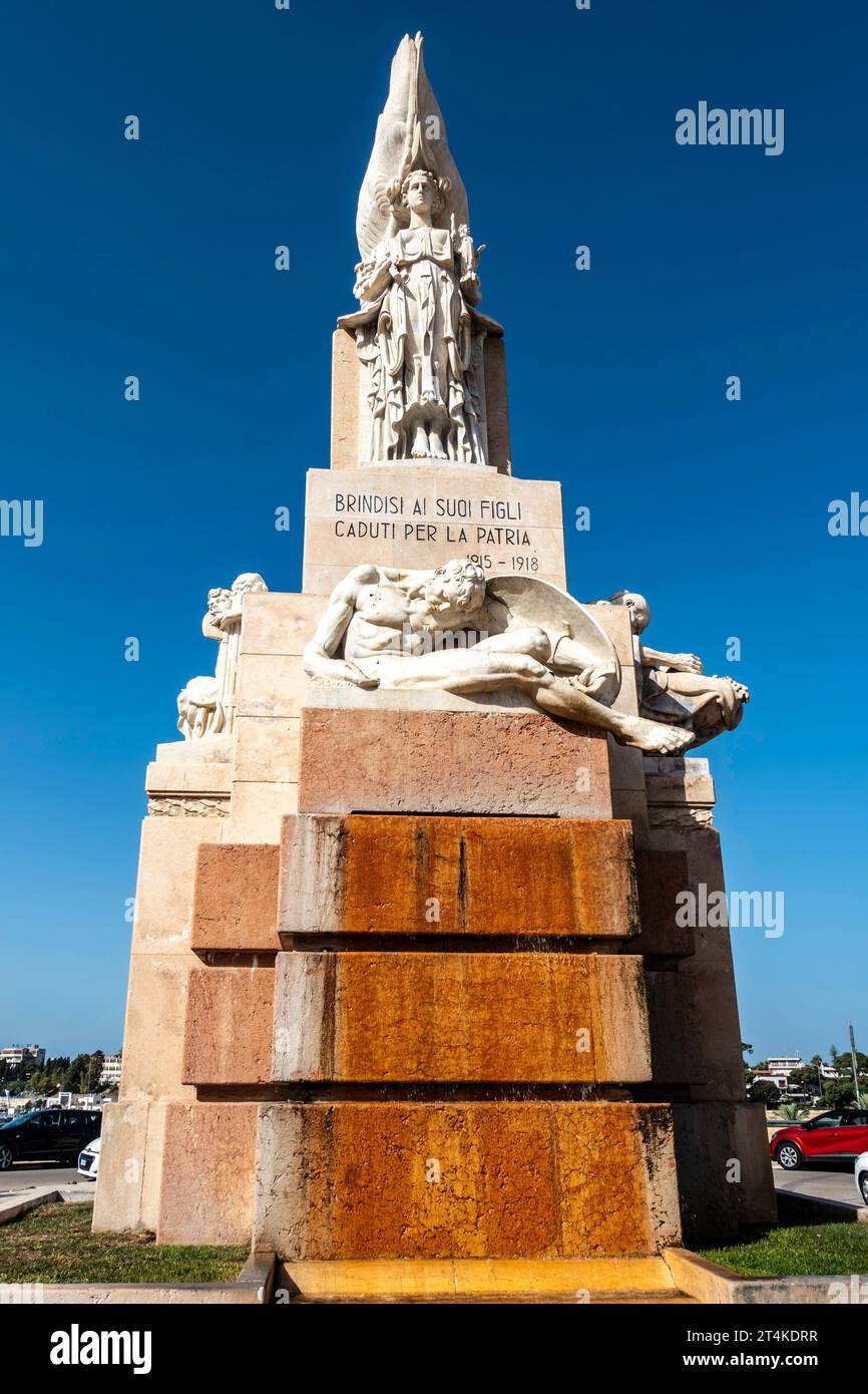 Un memoriale di guerra a Brindisi, in Italia, per commemorare coloro che morirono nella prima guerra mondiale tra il 1915-1918 quando l'Italia entrò in guerra. Foto Stock