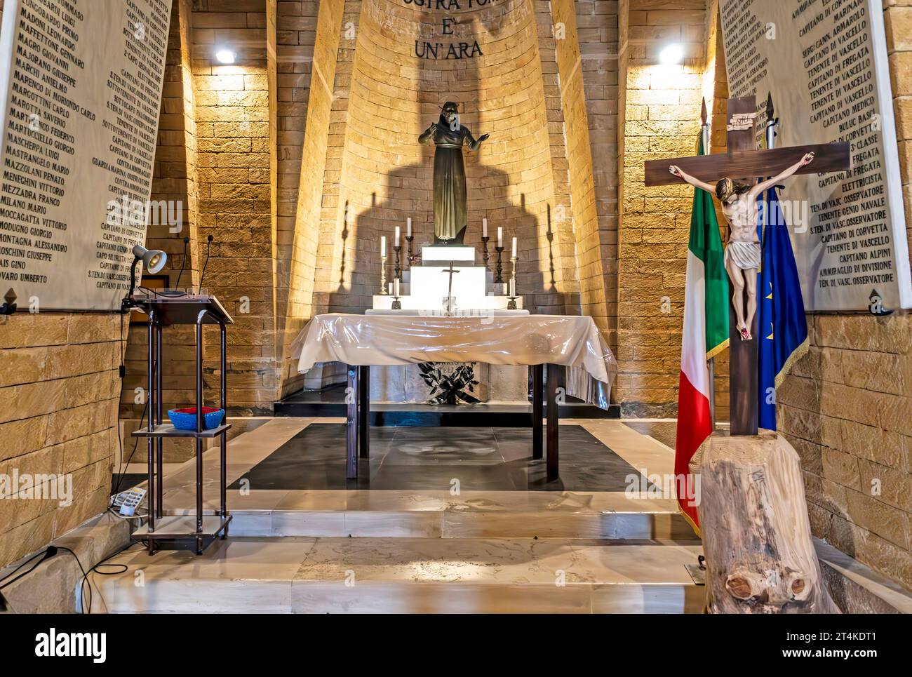 La cripta all'interno del monumento Big Rudder dedicato alla memoria dei marinai italiani morti nella prima guerra mondiale. Foto Stock