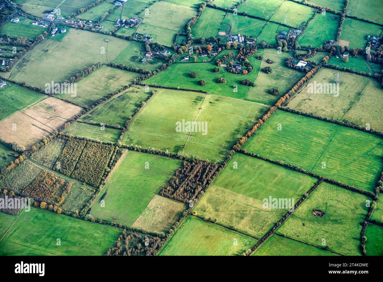 Una veduta aerea del paesaggio rurale intorno all'Aeroporto di Dublino , Irlanda, che mostra un mosaico di campi verdi divisi da siepi e alberi. Foto Stock