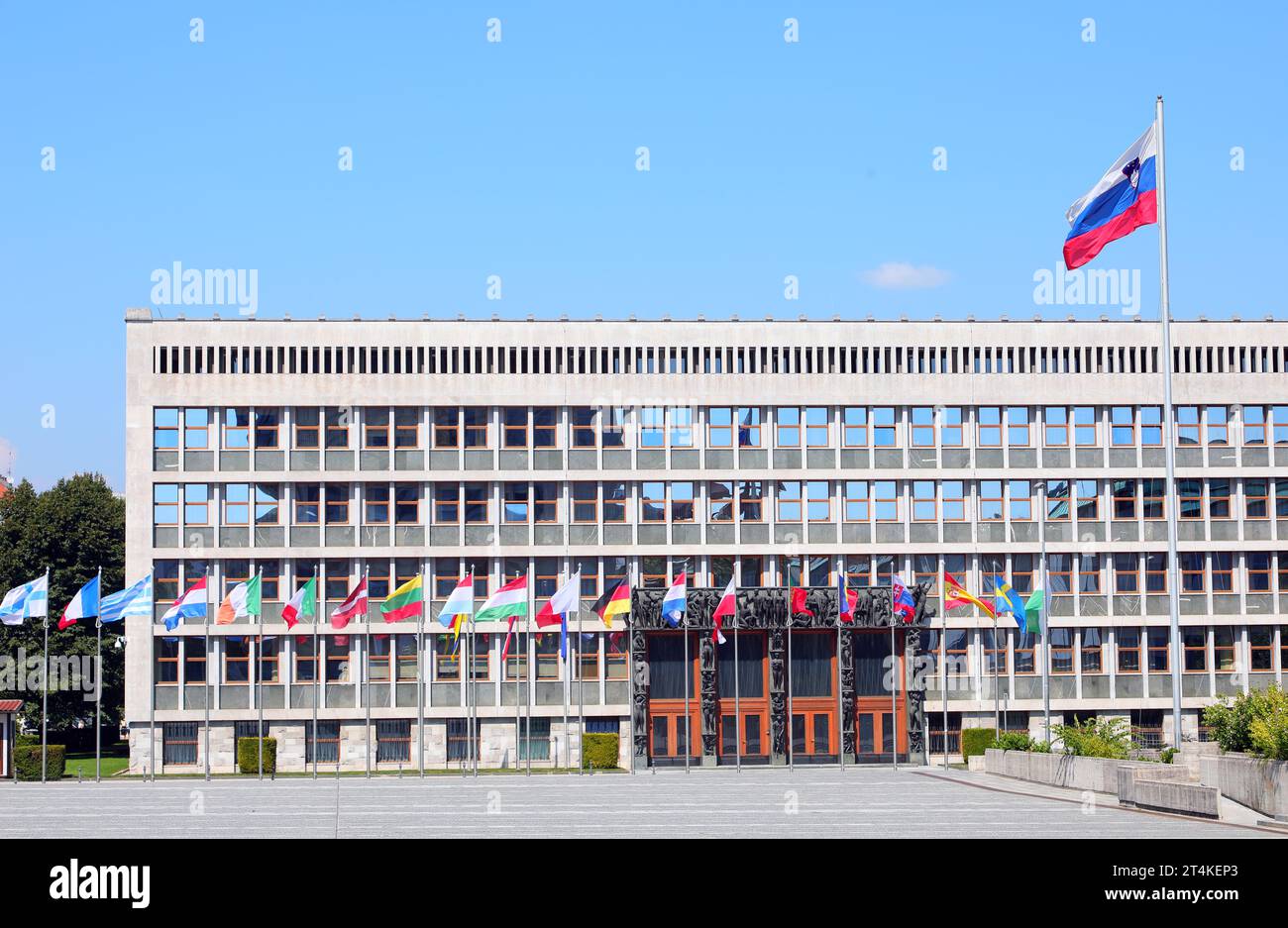 Lubiana, L, Slovenia - 15 agosto 2023: Il Parlamento costruisce il cuore della democrazia slovena senza persone e grandi bandiere Foto Stock