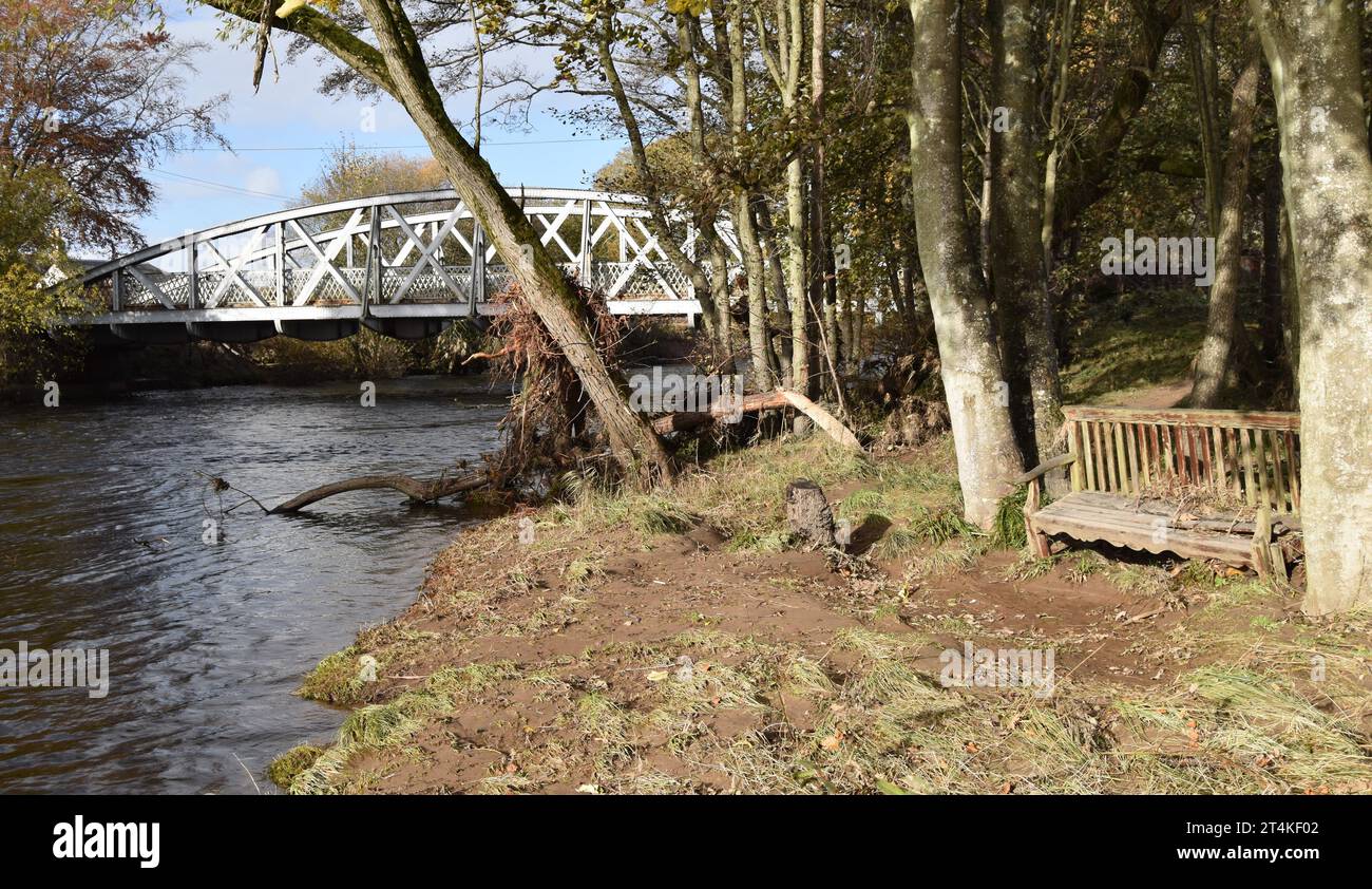 Le conseguenze dell'inondazione di Storm Babet del fiume South Esk a Justinhaugh Bridge nr Forfar, Angus, Regno Unito, nell'ottobre 2023, compresa una panchina danneggiata. Foto Stock