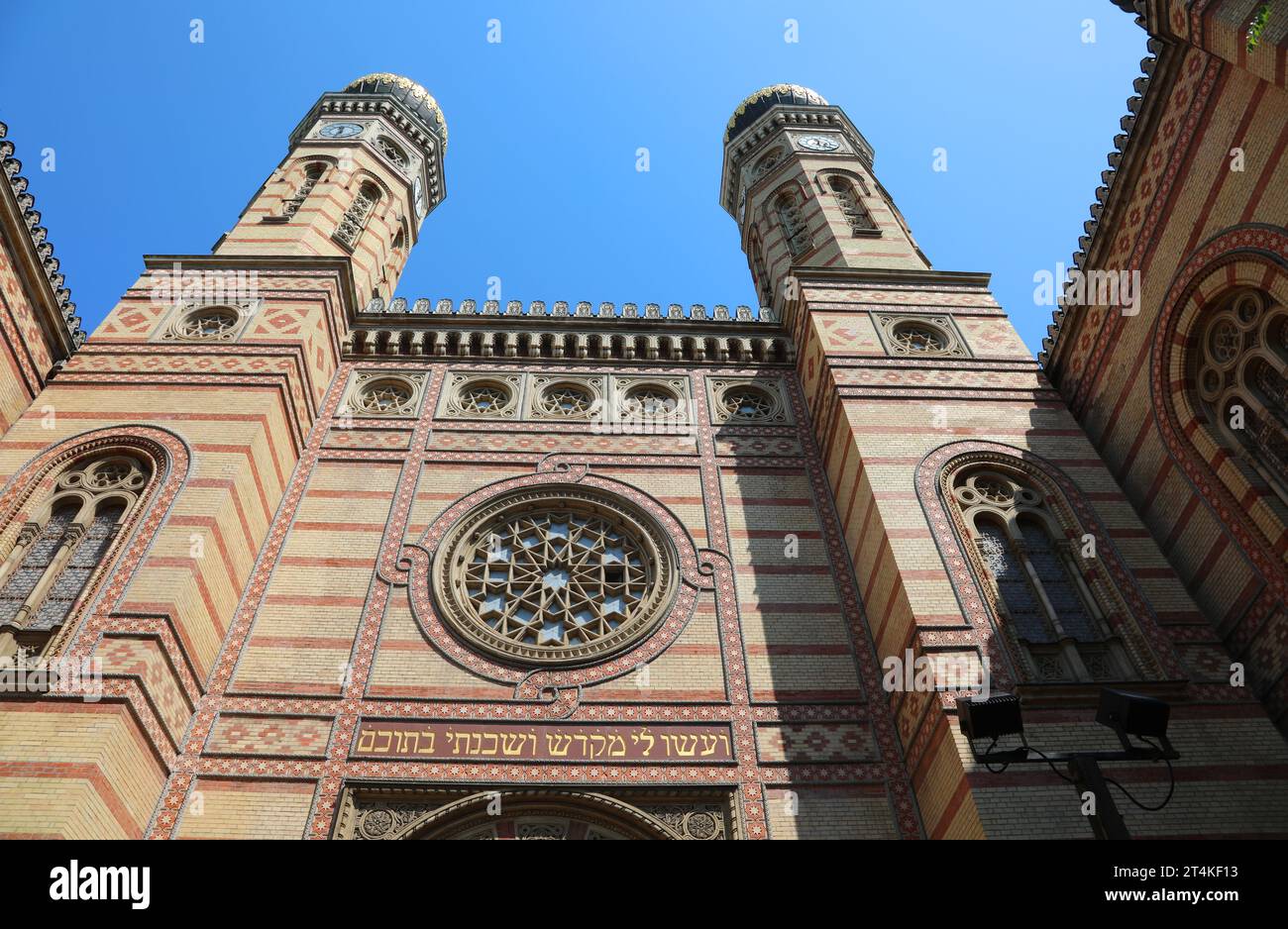 Budapest, B, Ungheria - 20 agosto 2023: Vista della sinagoga da via Dohany Foto Stock