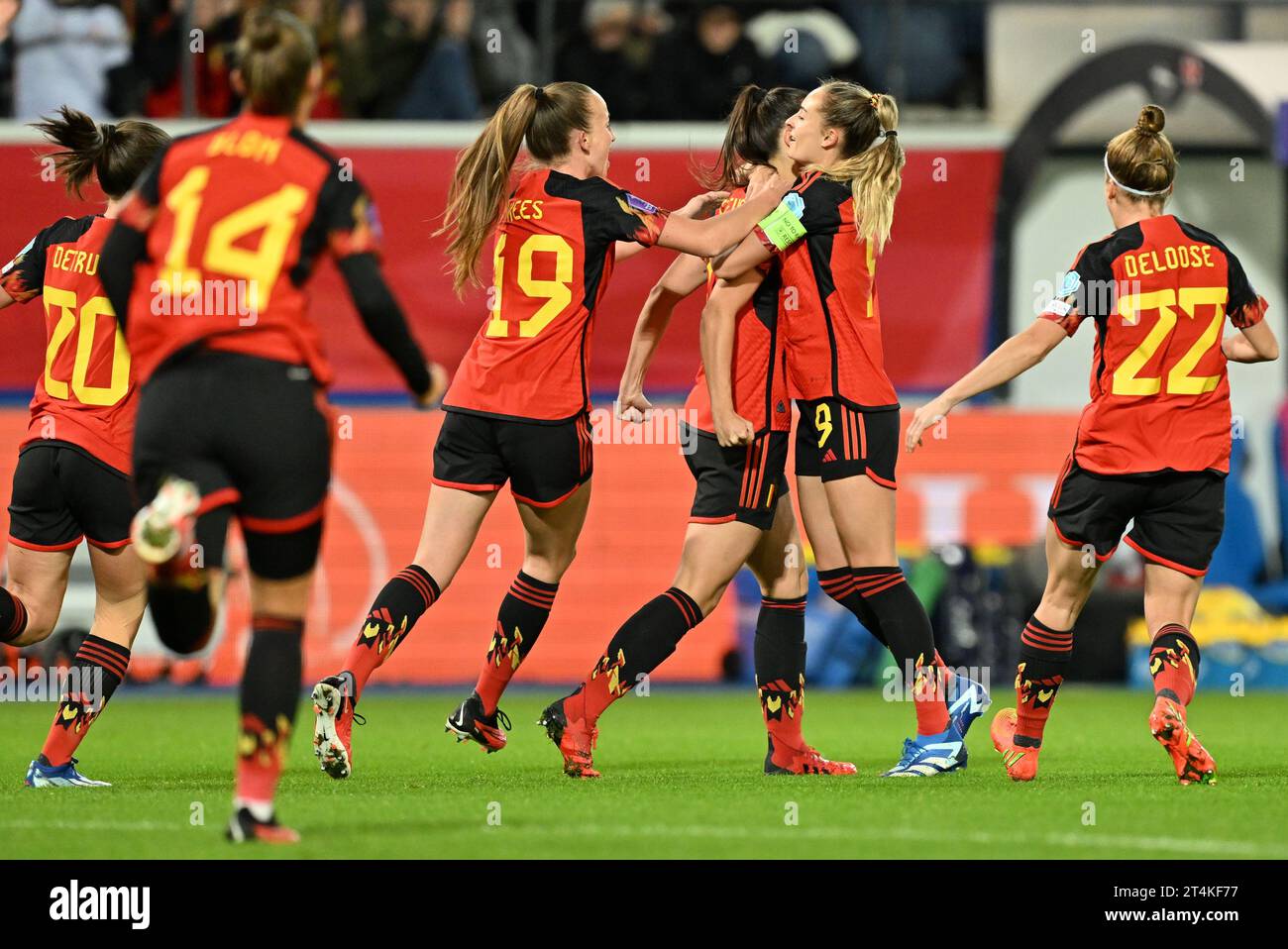 Heverlee, Belgio. 31 ottobre 2023. La belga Laura De neve festeggia con i suoi compagni di squadra dopo aver segnato il gol 1-0 durante una partita di calcio tra la nazionale femminile belga Red Flames e l'Inghilterra, partita 4/6 nel gruppo A1 della UEFA Women's Nations League 2023-2024, martedì 31 ottobre 2023, a Heverlee. BELGA PHOTO DAVID CATRY Credit: Belga News Agency/Alamy Live News Foto Stock