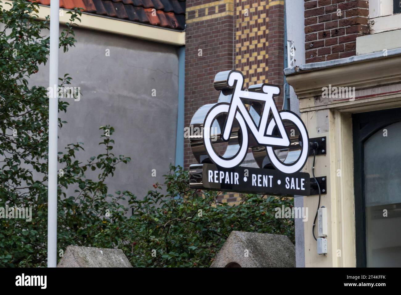 Cartello per riparazione biciclette a noleggio o vendita ad Haarlemmerstraat, Amsterdam Foto Stock
