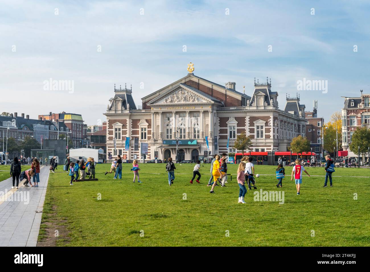 Bambini che giocano a calcio a fianco del Concertgebouw di Amsterdam. Foto Stock