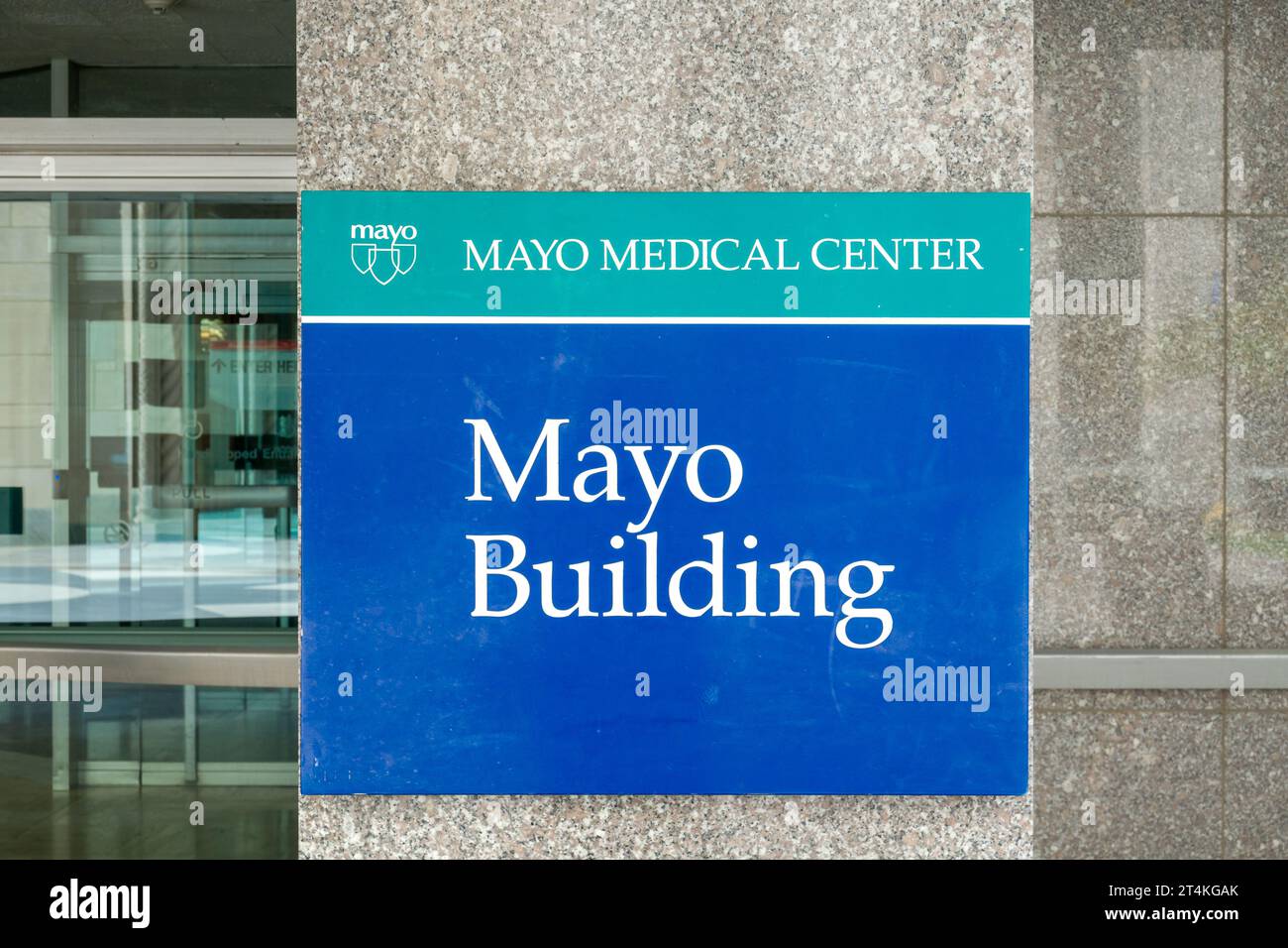 ROCHESTER, Minnesota, USA - 21 OTTOBRE 2023: Esterno dell'edificio della Mayo Clinic e logo del marchio. Foto Stock