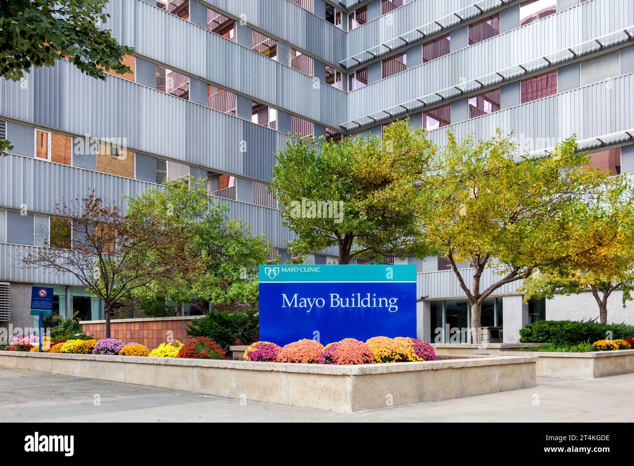 ROCHESTER, Minnesota, USA - 21 OTTOBRE 2023: Esterno dell'edificio della Mayo Clinic e logo del marchio. Foto Stock
