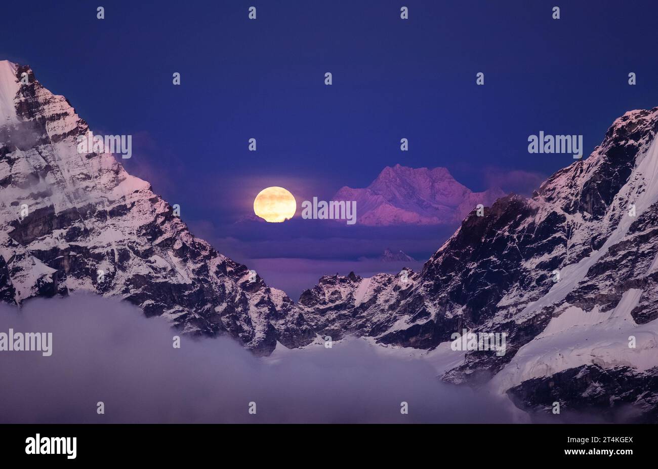 Monte Kangchenjunga: Maestoso terzo picco più alto a 8586 m, piena risalita lunare dal campo alto del picco Mera, un momento mozzafiato sull'Himalaya. In viaggio, Foto Stock