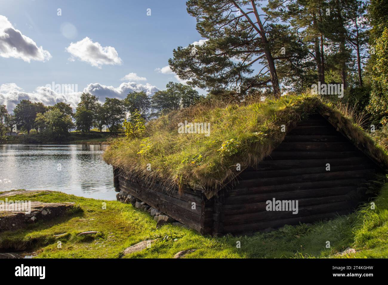 EN Alesund, una casa muy pintoresca junto al lago en el Museo al aire libre Sunnmore. Noruega Foto Stock