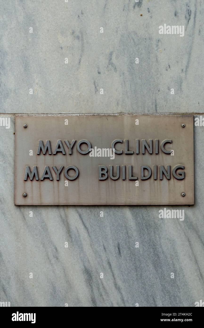 ROCHESTER, Minnesota, USA - 21 OTTOBRE 2023: Esterno dell'edificio della Mayo Clinic e logo del marchio. Foto Stock