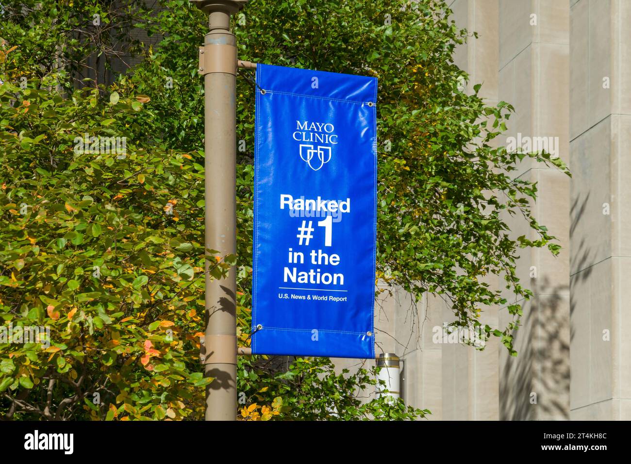 ROCHESTER, Minnesota, USA - 21 OTTOBRE 2023: Banner e logo del marchio Mayo Clinic. Foto Stock