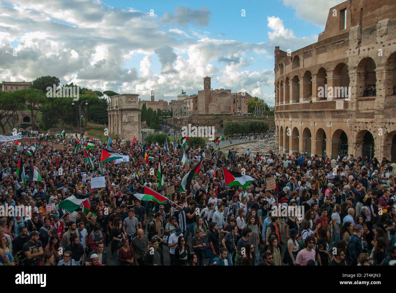 Roma, . 28 ottobre 2023. 28/10/2023 dimostrazione di Roma per la Palestina. PS: La foto può essere utilizzata nel rispetto del contesto in cui è stata scattata e senza intento diffamatorio del decoro delle persone rappresentate. personaggi. Credito: Agenzia fotografica indipendente/Alamy Live News Foto Stock