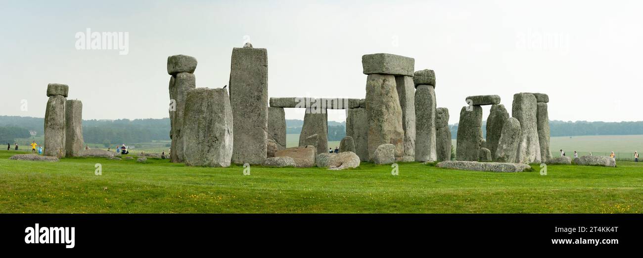 Amesbury, Inghilterra: 10 giugno 2007: I turisti vagano per il sito di Stonehenge, un monumento preistorico nel Wiltshire costituito da una serie di standin Foto Stock