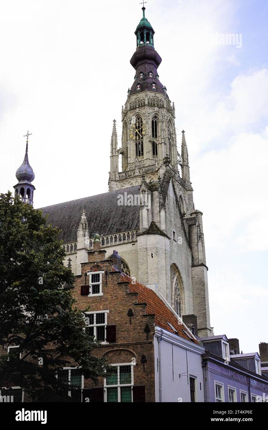 Esterno di Grote Kerk o Onze-lieve-Vrouwekerk (Chiesa di nostra Signora) a Breda, Paesi Bassi Foto Stock