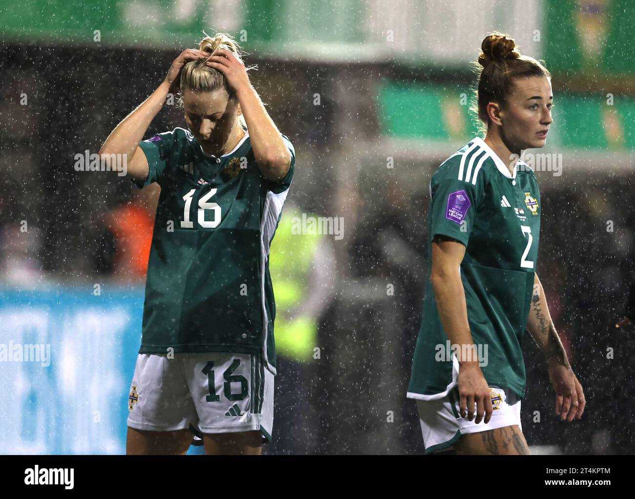 Nadene Caldwell (sinistra) e Rebecca McKenna reagiscono dopo la partita del gruppo B1 della UEFA Women's Nations League al Seaview Stadium di Belfast. Data immagine: Martedì 31 ottobre 2023. Foto Stock