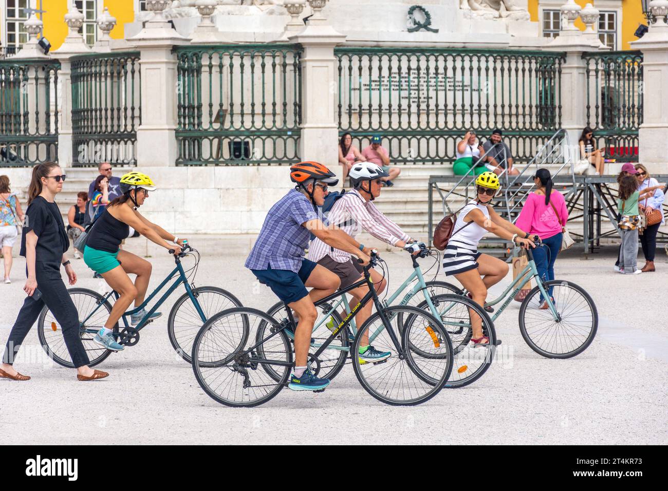 Gruppo ciclista, Praka do Comércio, distretto di Baixa, Lisbona, Portogallo Foto Stock