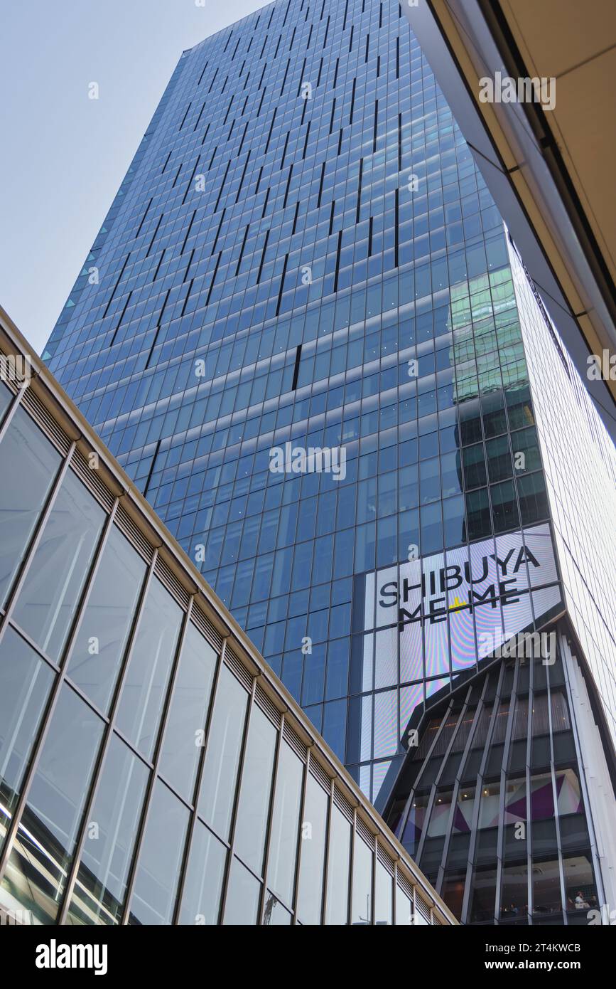 Tokyo, Giappone - 11 aprile 2023: Vista di Shibuya Scramble Square con Skywalk a Shibuya. L'edificio è un grattacielo ad uso misto e il più alto in Foto Stock