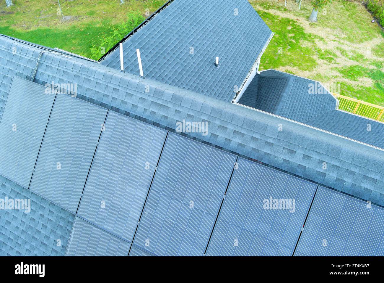 Una serie di pannelli solari è montata sul tetto, come illustrato Foto Stock