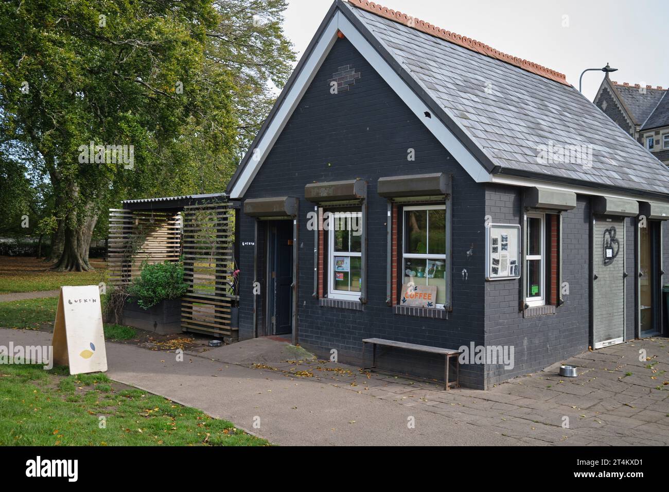 Lufkin Cafe nell'Old Rangers Hut in Thompsons Park Cardiff Galles del Sud Regno Unito Foto Stock