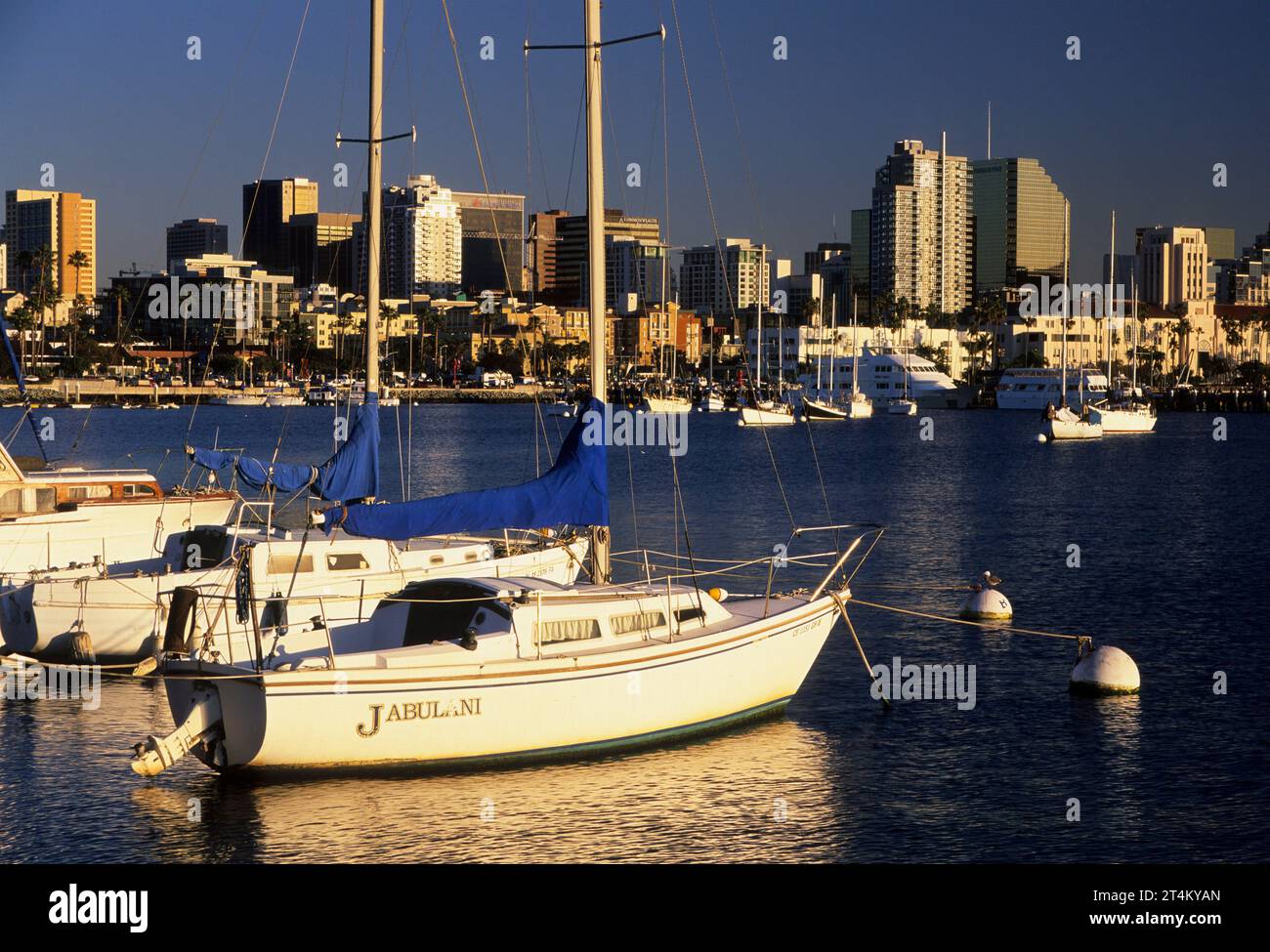 Barche nella Baia di San Diego con il centro, Embarcadero a piedi, San Diego, California Foto Stock