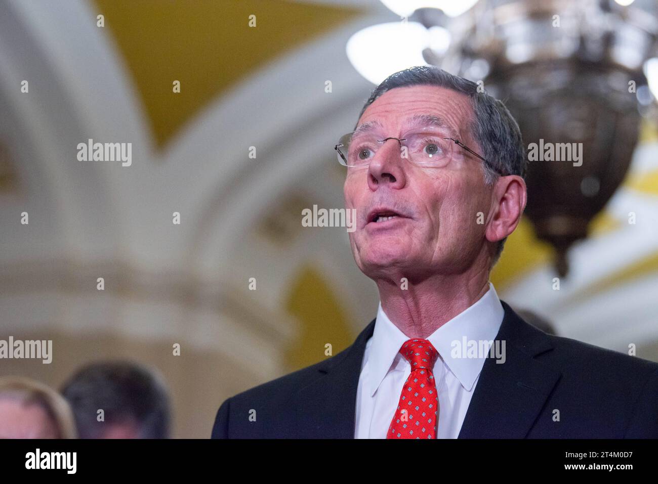 Il senatore degli Stati Uniti John Barrasso repubblicano del Wyoming parla ai media dopo il pranzo settimanale del Senato nel Campidoglio degli Stati Uniti a Washington, DC, martedì 31 ottobre 2023. Copyright: XAnnabellexGordonx/xCNPx/MediaPunchx credito: Imago/Alamy Live News Foto Stock