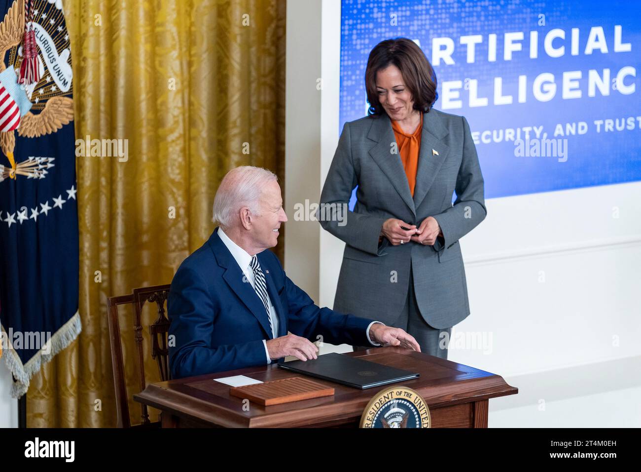 Washington, Stati Uniti. 30 ottobre 2023. Il presidente degli Stati Uniti Joe Biden e il vicepresidente Kamala Harris, prima di firmare un ordine esecutivo sull'intelligenza artificiale nella stanza orientale della Casa Bianca, il 30 ottobre 2023 a Washington, DC Credit: Cameron Smith/White House Photo/Alamy Live News Foto Stock