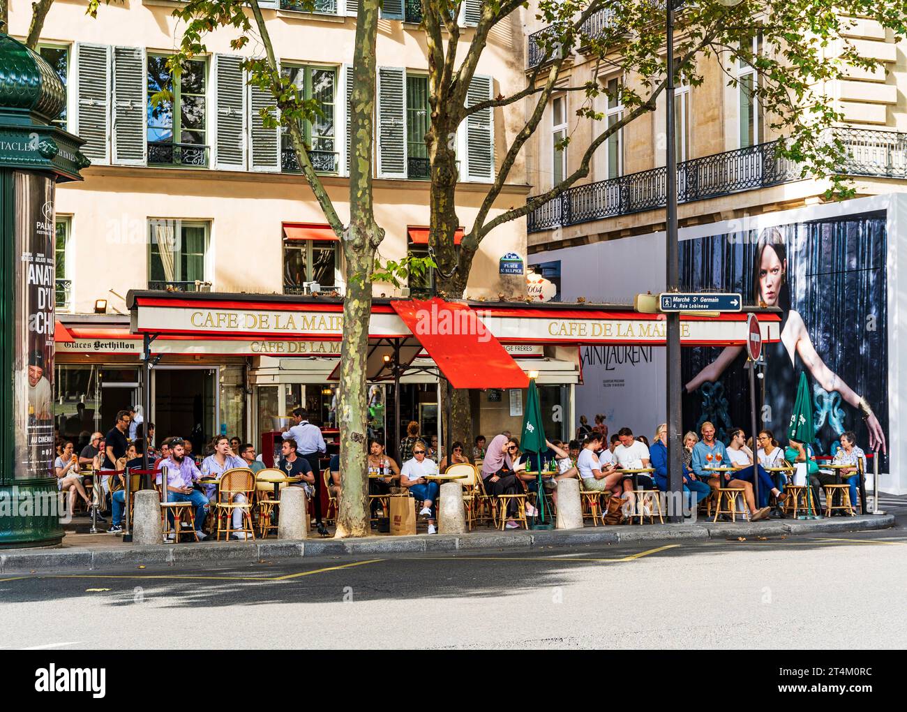 La facciata del Café de la Mairie, famoso caffè e ristorante parigino in Place Saint-Sulpice, nel centro di Parigi, Francia Foto Stock