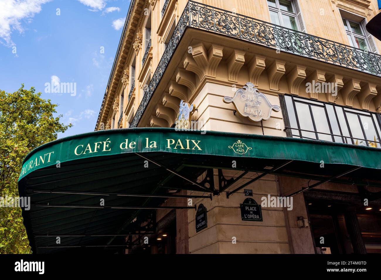 La facciata del Café de la Paix, famoso caffè e ristorante parigino in Place de l'Opéra, centro di Parigi, Francia Foto Stock