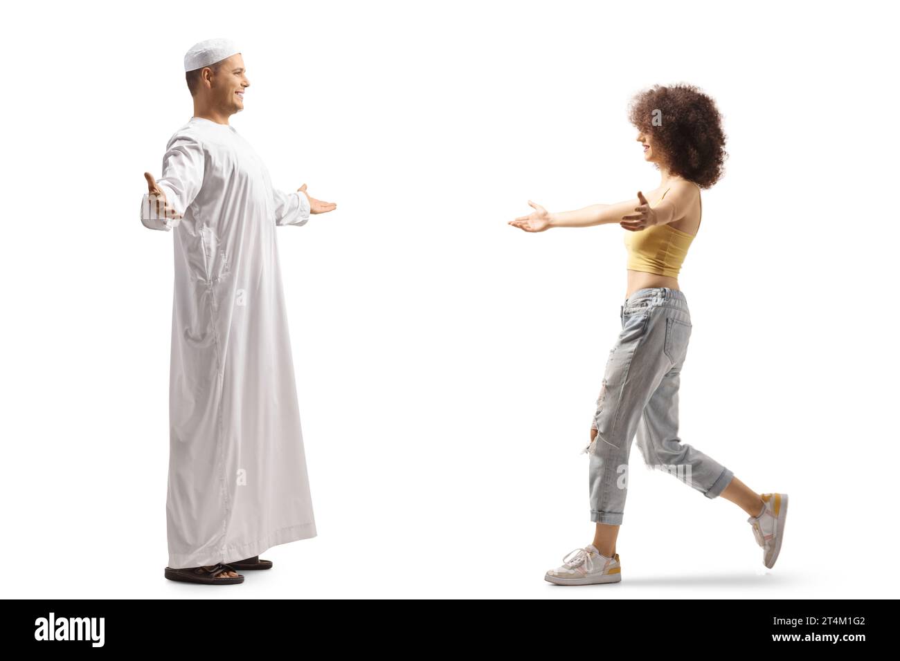 Uomo musulmano che incontra una giovane donna di diversa etnia isolata su sfondo bianco Foto Stock
