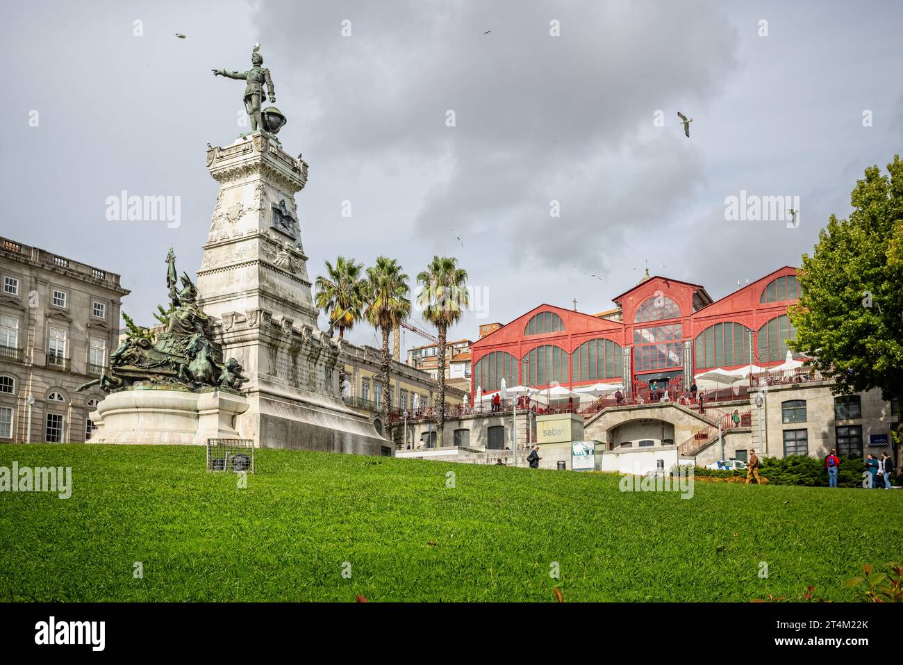 Statua del principe Enrico il Navigatore di fronte al mercato Ferreira Borges a Porto, Portogallo, il 21 ottobre 2023 Foto Stock