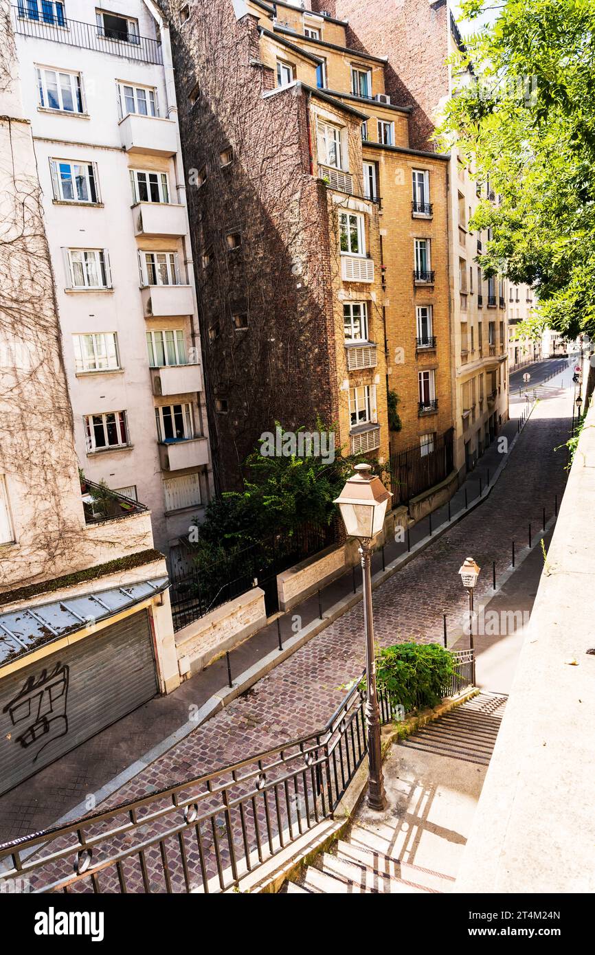 Tipica e pittoresca strada residenziale nel quartiere Passy, Parigi, Francia, con scale e lampade Foto Stock