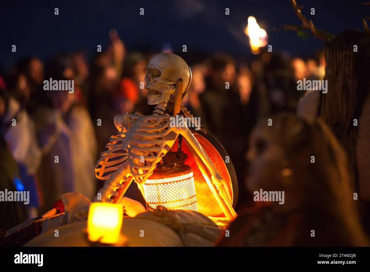 Edimburgo, Scozia, 31 ottobre 2023. Nella foto da sinistra a destra, persone all'evento credito: Brian D Anderson. Samhuinn è un tocco moderno di un'antica celebrazione celtica che segna la svolta del volante nella nuova stagione. Samhuinn riunisce una miriade di artisti volontari con giochi di fuoco, percussioni e costumi selvaggi all'Holyrood Park, segnando il passaggio dall'estate all'inverno Foto Stock