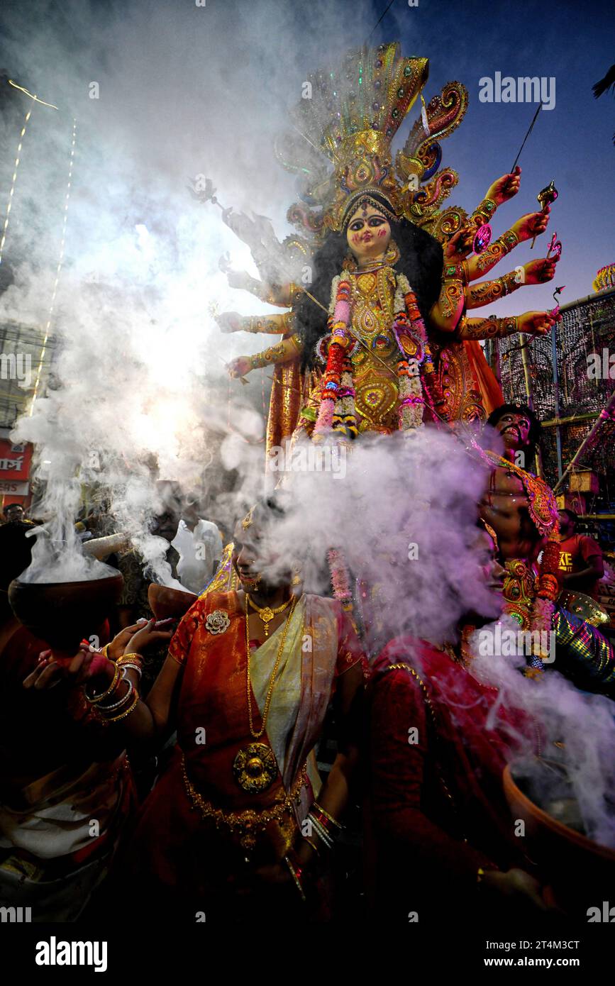 I devoti indù eseguono dhunuchi dance in occasione dell'immersione Durga Puja. Durga Puja, un festival annuale che segna la vittoria del bene sul male, è celebrato dagli indù in tutta l'India e all'estero. E' un'occasione di grande entusiasmo e festa per gli indù. L'ultimo giorno, il giorno di Bhashan o Vijoya Dashami immagini e idoli sono immersi nell'acqua. Foto Stock