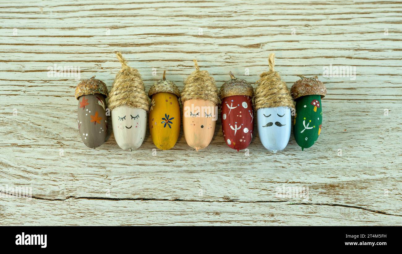 Graziose ghiande dipinte colorate per creare decorazioni autunnali creative Foto Stock