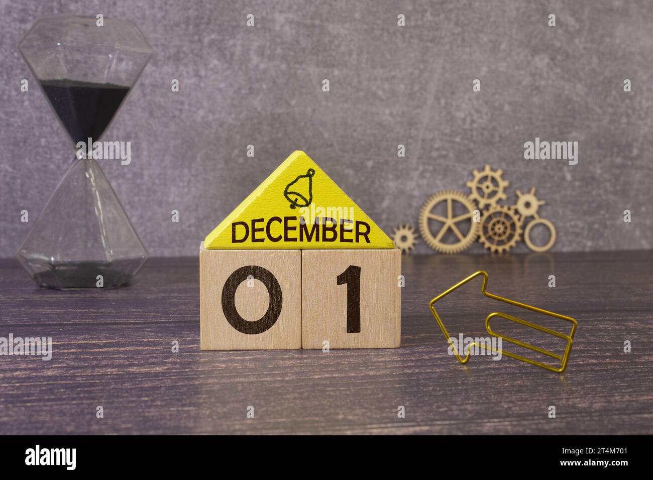 01 dicembre testo con sfondo lavagna per il calendario. E dicembre è il dodicesimo e l'ultimo mese dell'anno. Foto Stock
