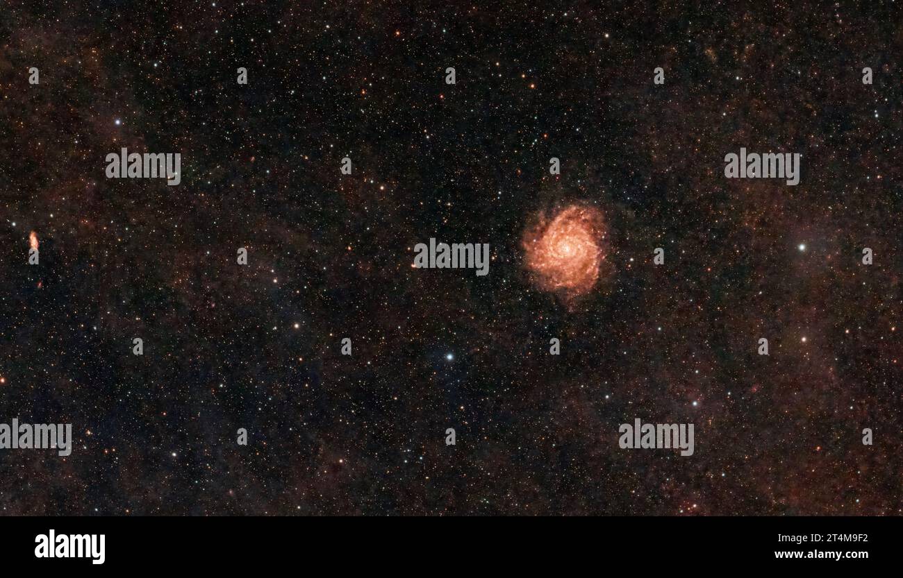 Ammira la Galassia nascosta, nascosta nell'arazzo cosmico dell'universo! 📸 questa sfuggente meraviglia si trova nelle immediate vicinanze del suo colossale compagno Foto Stock