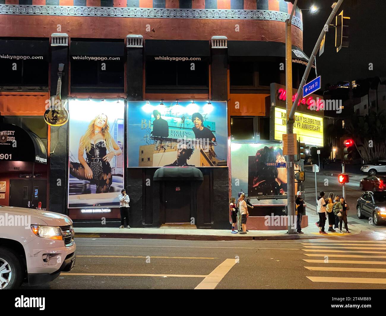 Whisky A Go Go nightclub sulla Sunset Strip di notte con i cartelloni pubblicitari dei Rolling Stones, West Hollywood, CA, USA Foto Stock