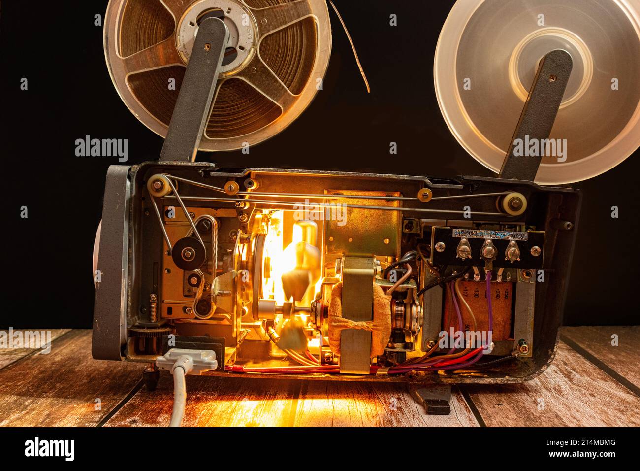 Interno di un proiettore di pellicole da 8 mm funzionante Foto Stock