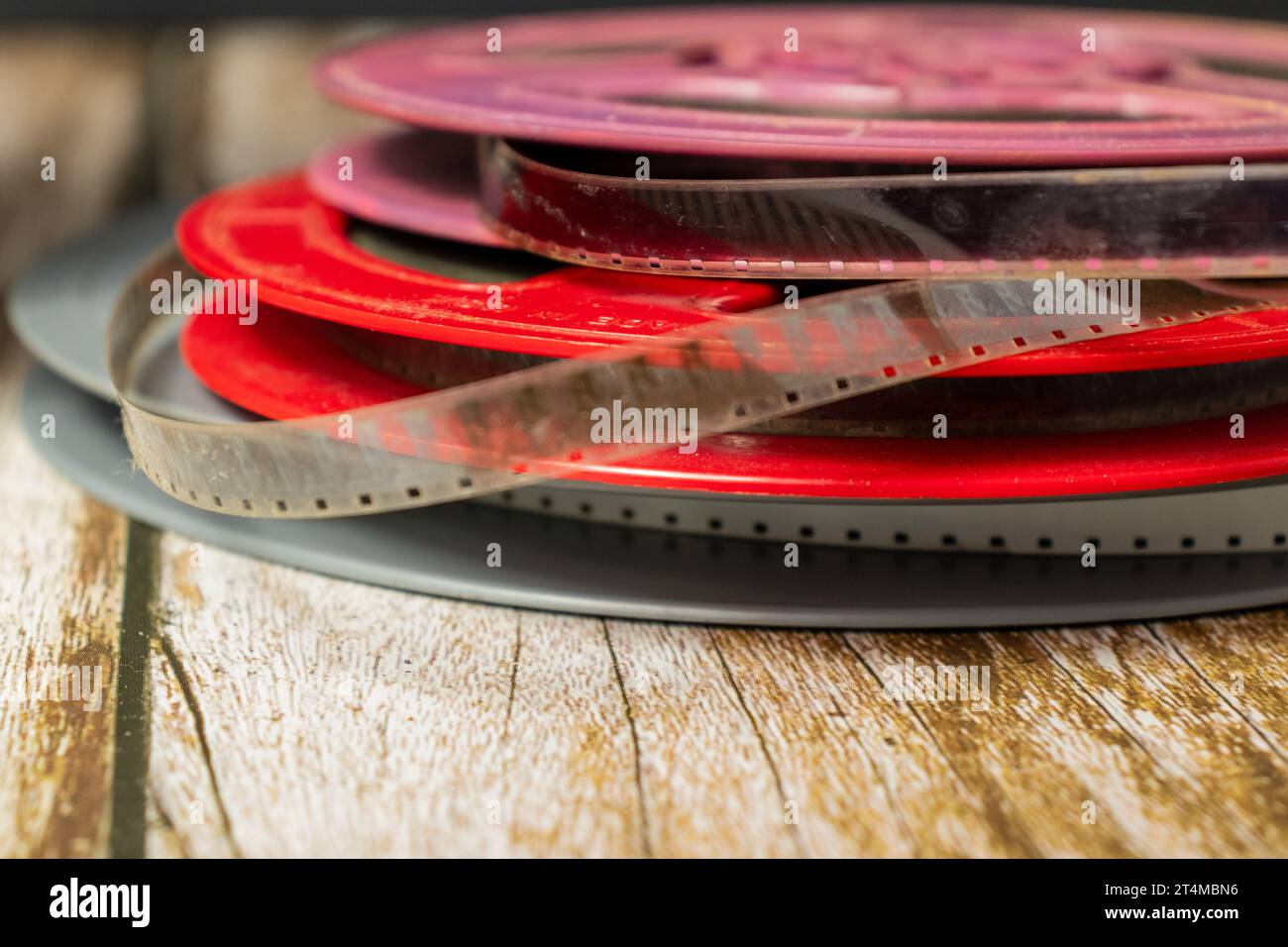 vecchi rotoli di pellicola colorati impilati da 8 mm Foto Stock
