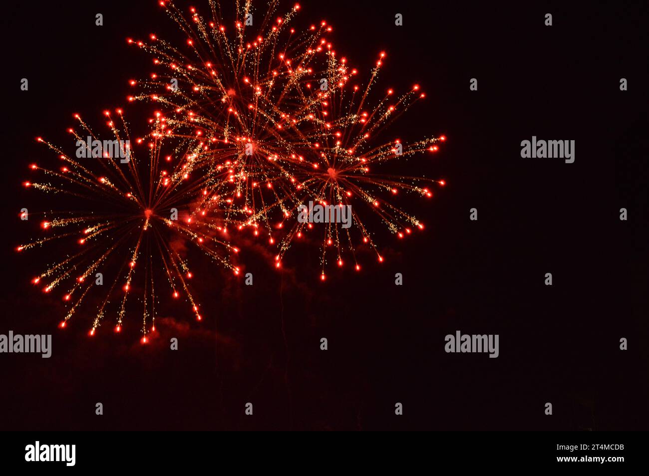 "Spettacolo pirotecnico teatrale" "spettacolo esplosivo spettacolare" "Bonanza fuochi d'artificio notturno" "finale fuochi d'artificio Fantasia" "incredibile rivelazione notturna" "aereo Foto Stock