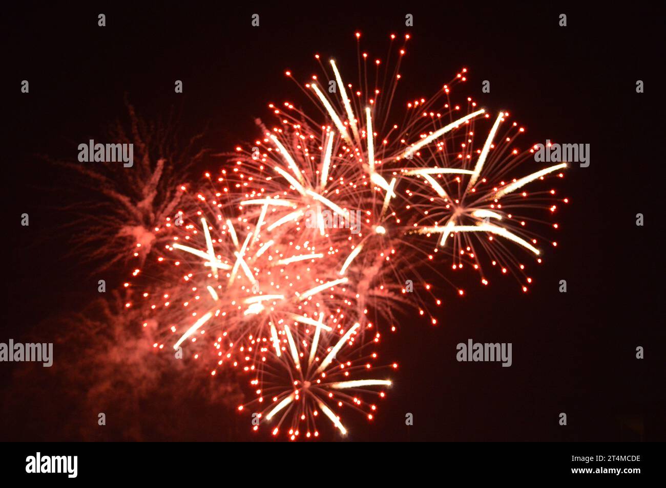 "Spettacolo pirotecnico teatrale" "spettacolo esplosivo spettacolare" "Bonanza fuochi d'artificio notturno" "finale fuochi d'artificio Fantasia" "incredibile rivelazione notturna" "aereo Foto Stock